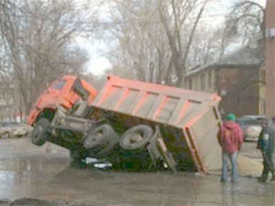 Яма на дороге. Фото Павла Валерина, Каспаров.Ru