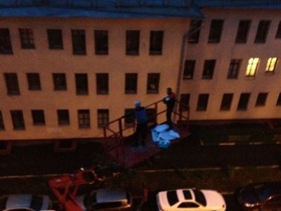 Похищение баннера Навального. Фото из блога davidis.livejournal.com Похищение баннера Навального. Фото из блога davidis.livejournal.com