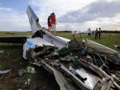 ДНР — фотографирование на обломках "Боинга"