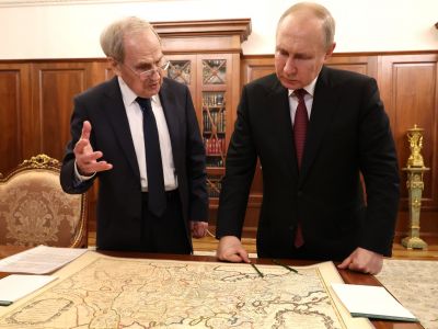 Валерий Зорькин и Владимир  Путин у французской карты XVII века. Фото: kremlin.ru