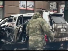 Место взрыва автомобиля в Донецке. Стоп-кадр видео: Mash